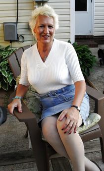 Gorgeous mature babe Betsy